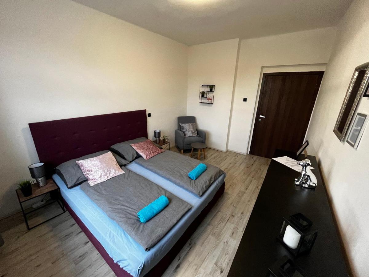 Large 3 Bedroom Apartment With City Skyline View Karlowe Wary Zewnętrze zdjęcie